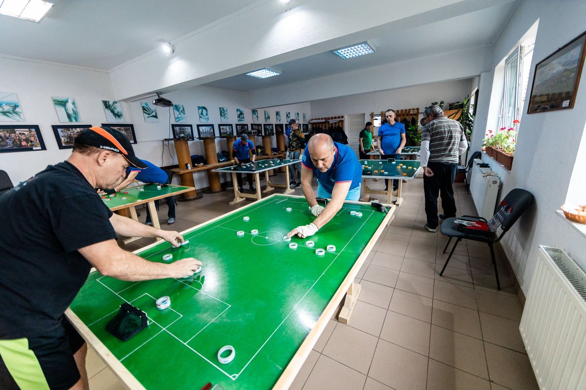 Pákai György a legjobb csíki gombfocissal, Marschal Istvánnal mérkőzik &bullet;  Fotó: Halmágyi Zsolt