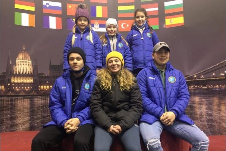 Szekeres Gyöngyvér edző (középen, sárga sapkában) és a Felcsík SK gyorskorcsolyázói &bullet;  Fotó: Felcsík SK