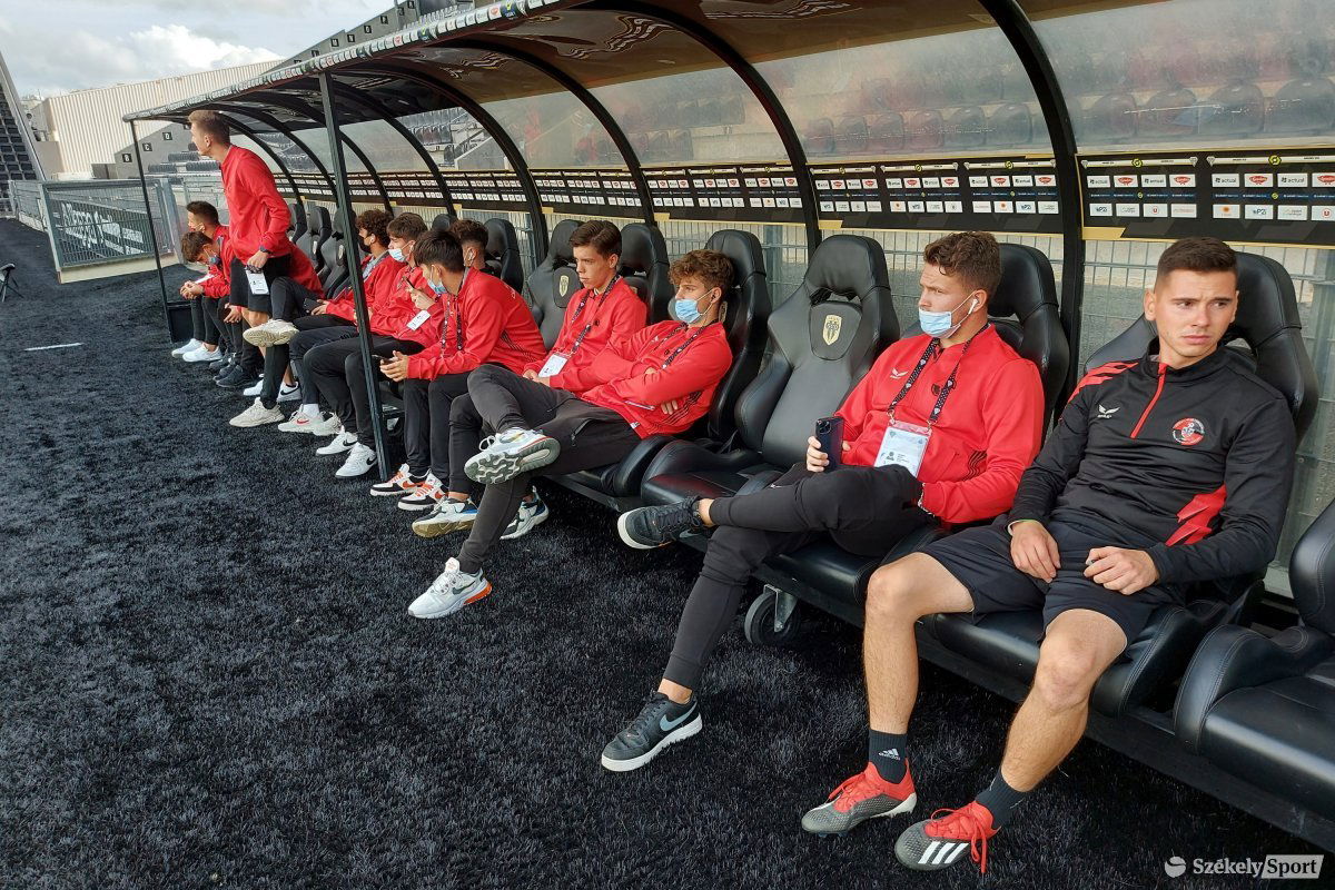 Megilletődött FK-ifjak a Raymond Kopa stadionban •  Fotó: Rédai Attila