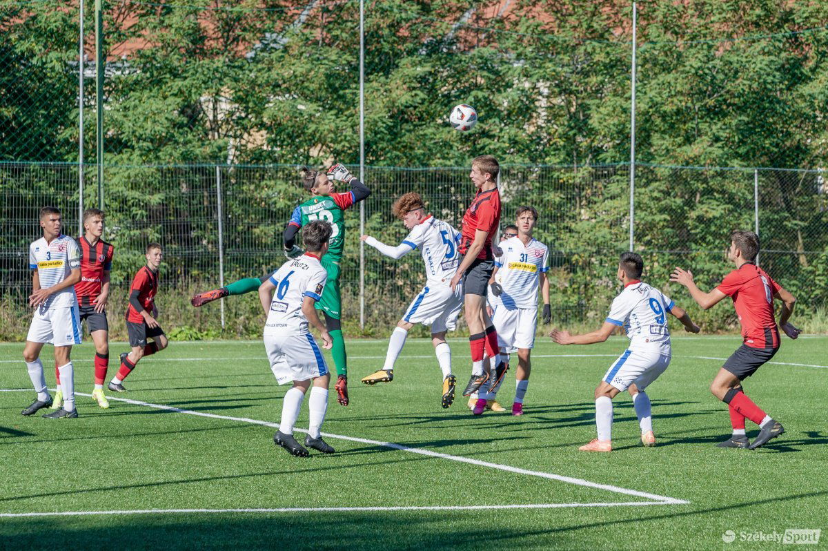 Küzdelmes csatát hozott az FK és az FC Botoșani U16-os csapatainak mérkőzése •  Fotó: Pinti Attila