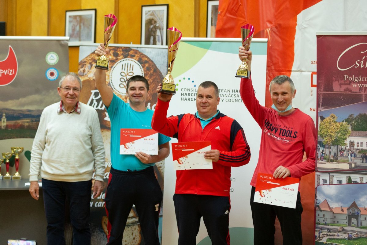 A felnőtt verseny díjazottjai (balról jobbra): Biró Sándor versenyvezető, Orbán Csaba, Sánta Elemér és Csürös László &bullet;  Fotó: Biró Zoltán