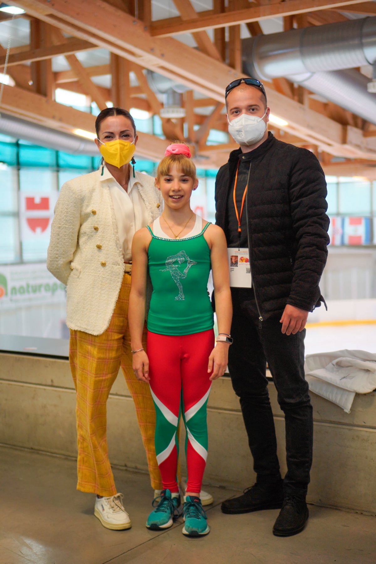 Nicoleta Ingusci, (sárga maszk) a Young Goose Academy elnöke, Papp Vivien és Kosz Zsolt •  Fotó: Kosz Zsolt magángyűjteménye