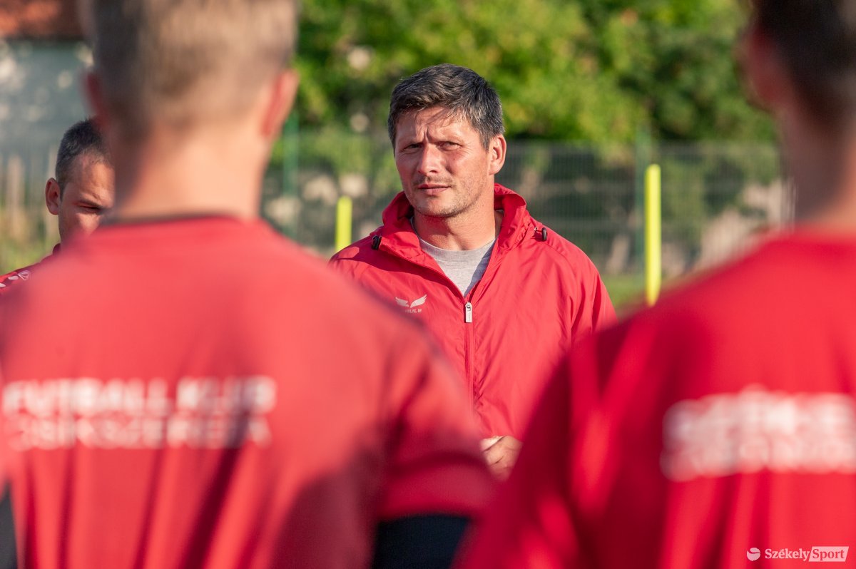 Felkészült az ellenfélből az FK U19-es csapatának trénere •  Fotó: Pinti Attila