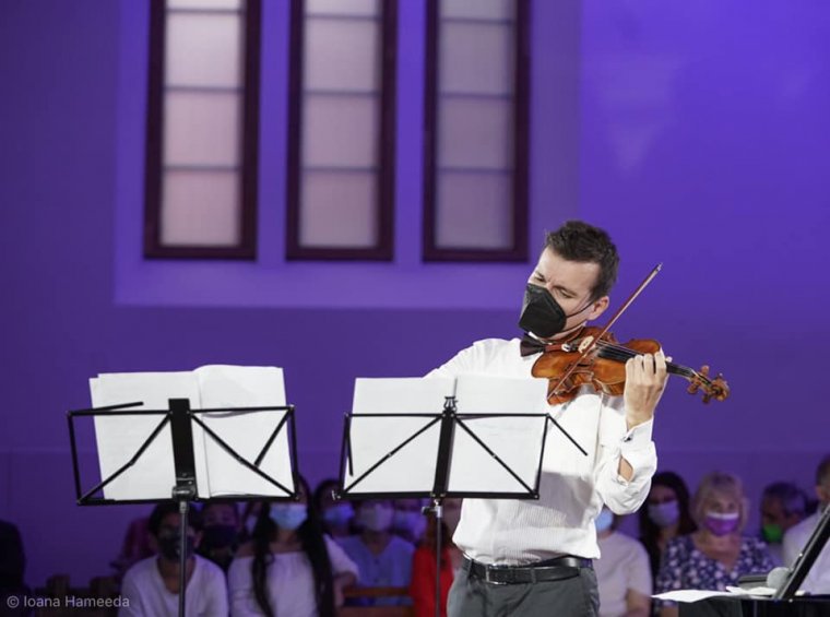 Telt ház előtt lépett fel Gyimesbükkön Alexandru Tomescu hegedűművész