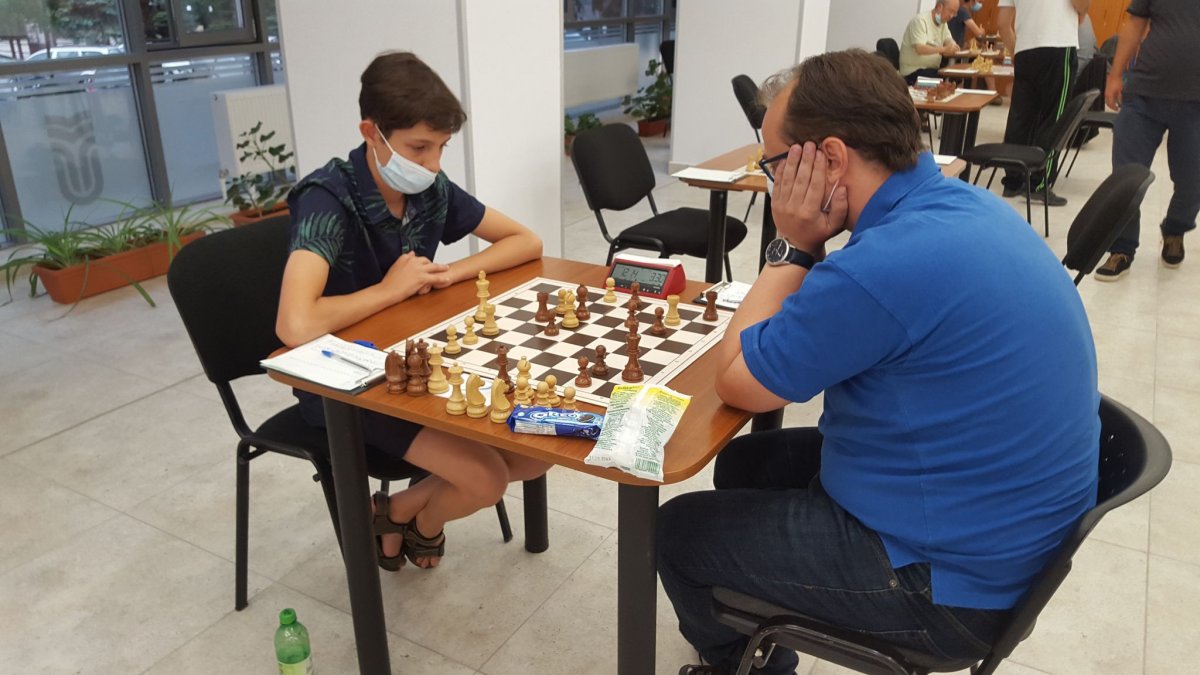 Barátosi Dániel (jobbról) nyert Andrei Filip U14-es román bajnok ellen •  Fotó: Biró Zoltán