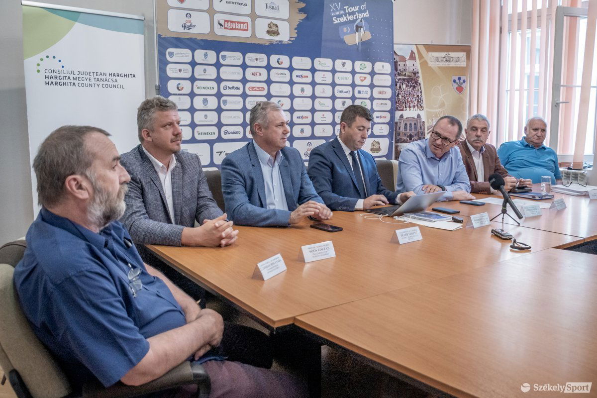 Egy húron pendülnek. Mindhárom székely megye vezetője és a térség városainak vezetősége támogatja a körversenyt •  Fotó: Pinti Attila