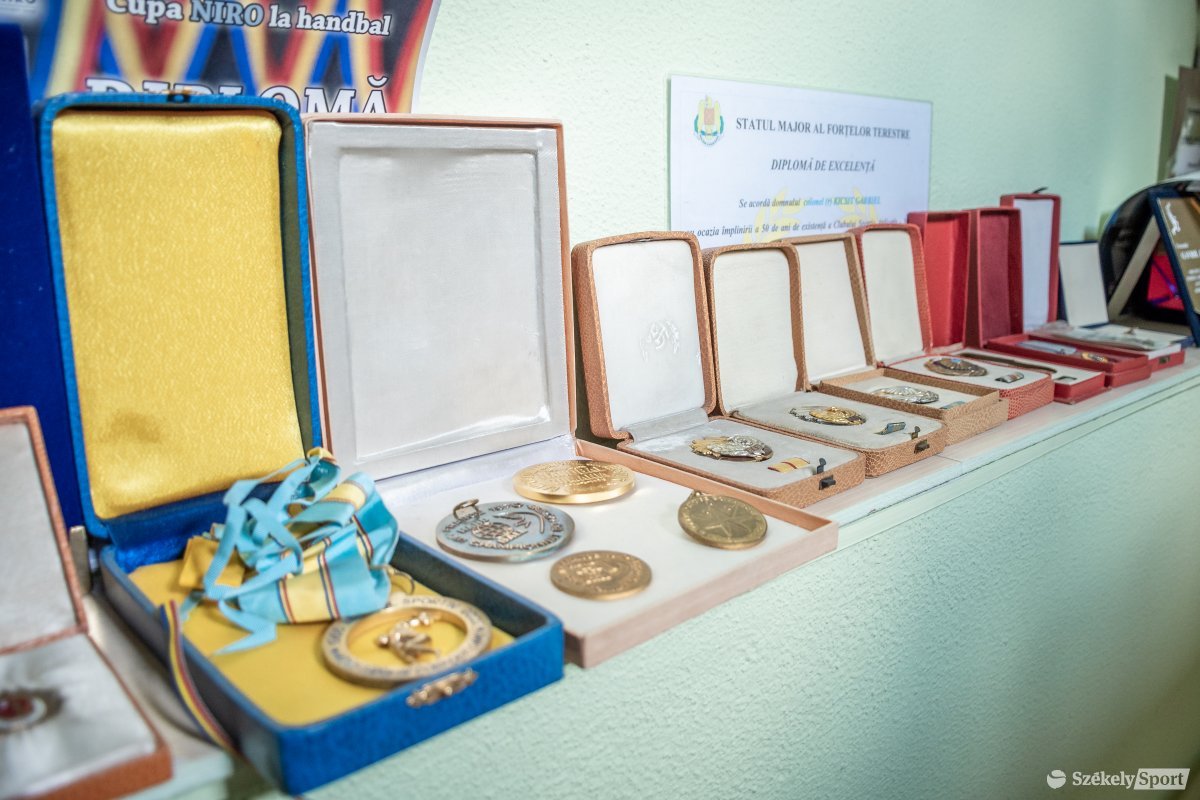 Eredményes karrier. Olimpiai és vb-érmek, serlegek, kitüntetések •  Fotó: Pinti Attila