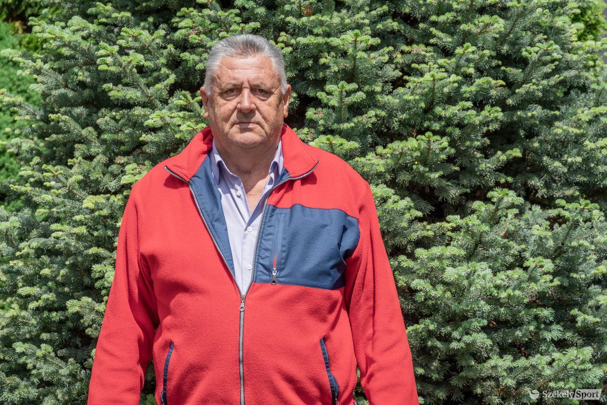 Brassói lakása udvarán, kedvenc fenyőfája előtt •  Fotó: Pinti Attila