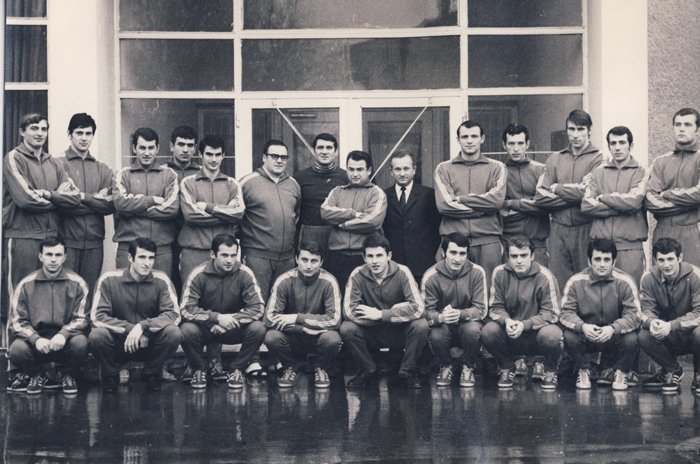Az 1970-es vébére készülő romániai válogatott. A felső sorban balról a második Kicsid Gábor. Mellette a szélen Birtalan István •  Fotó: Forrás: frhandbal