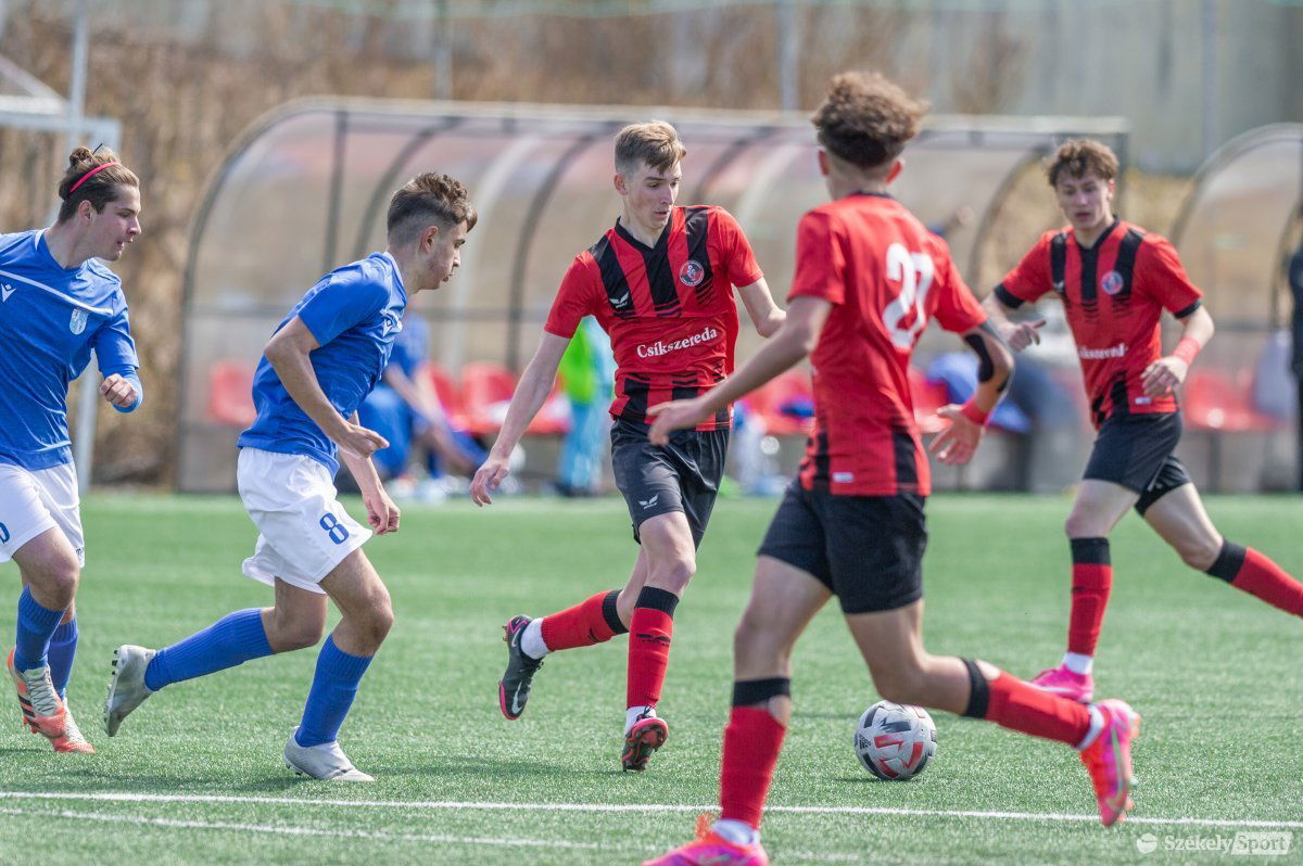Az U17-eseknek viszont meg kellett küzdeniük a három pontért •  Fotó: Pinti Attila