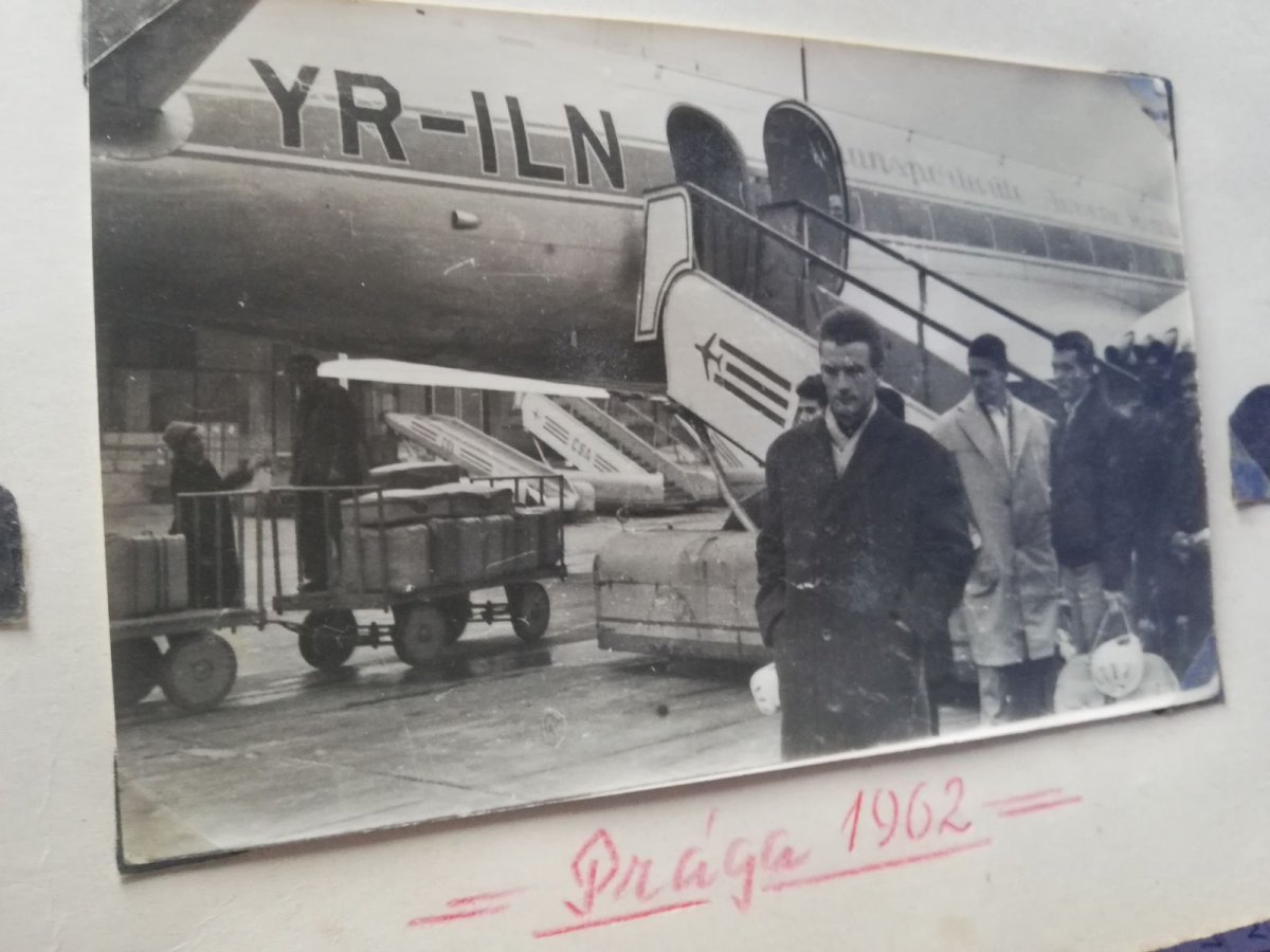 Elegánsan a prágai repülőtéren, a válogatott tagjaként 1962-ben •  Fotó: Janovits Endre magánarchívuma