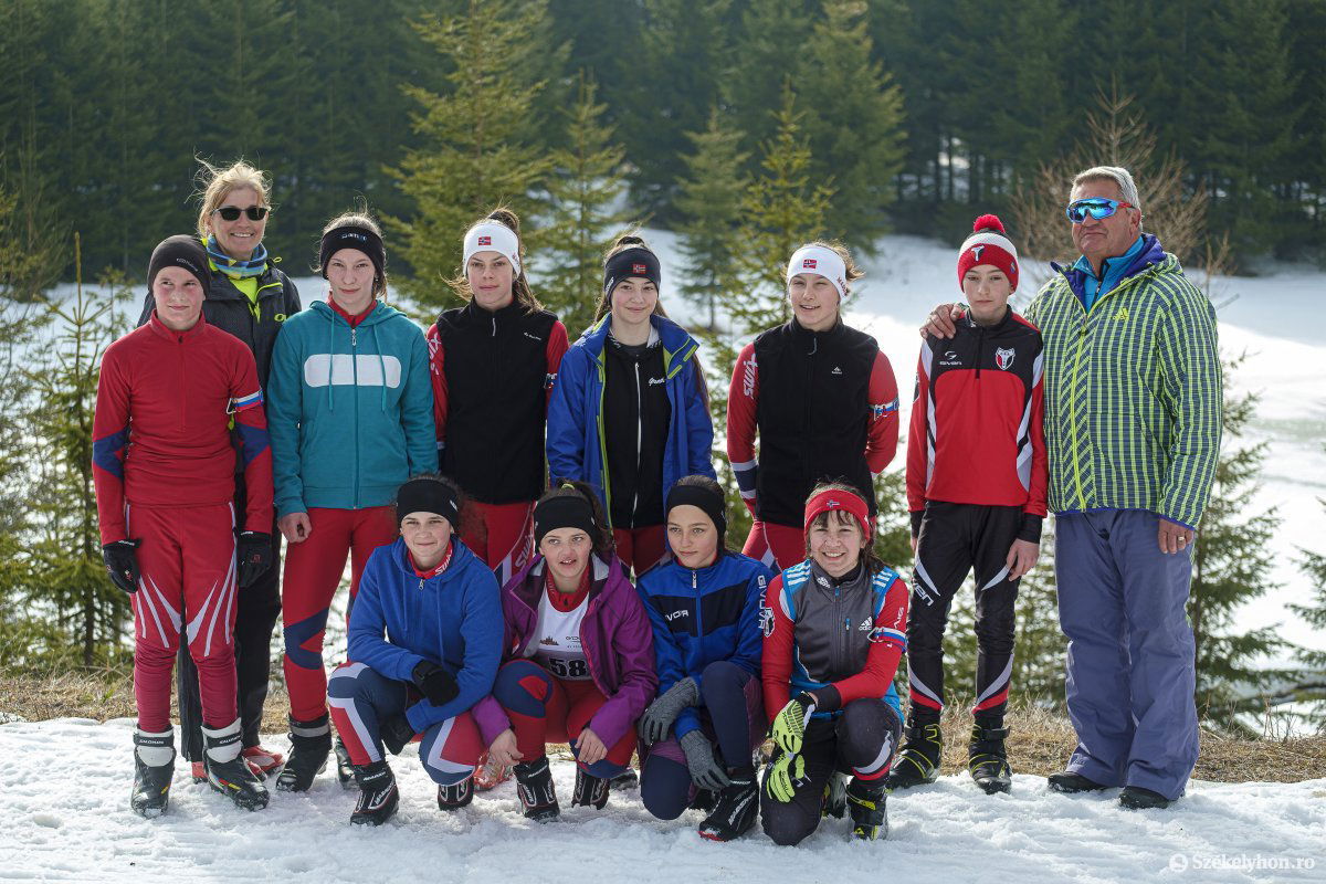 A Csíkszeredai ISK U13-as és U15-ös korosztályú biatlonistái, Gecse Izabella és Péter Árpád edzők társaságában •  Fotó: Veres Nándor
