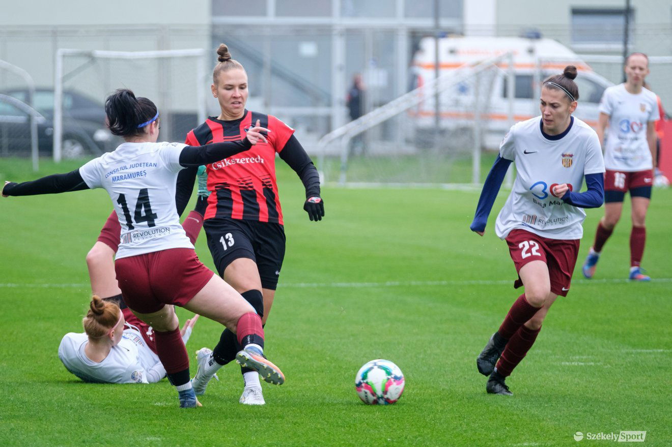 A piros-feketében játszó csíki lányok esélyt sem adtak a máramarosi együttesnek • Fotó: Veres Nándor