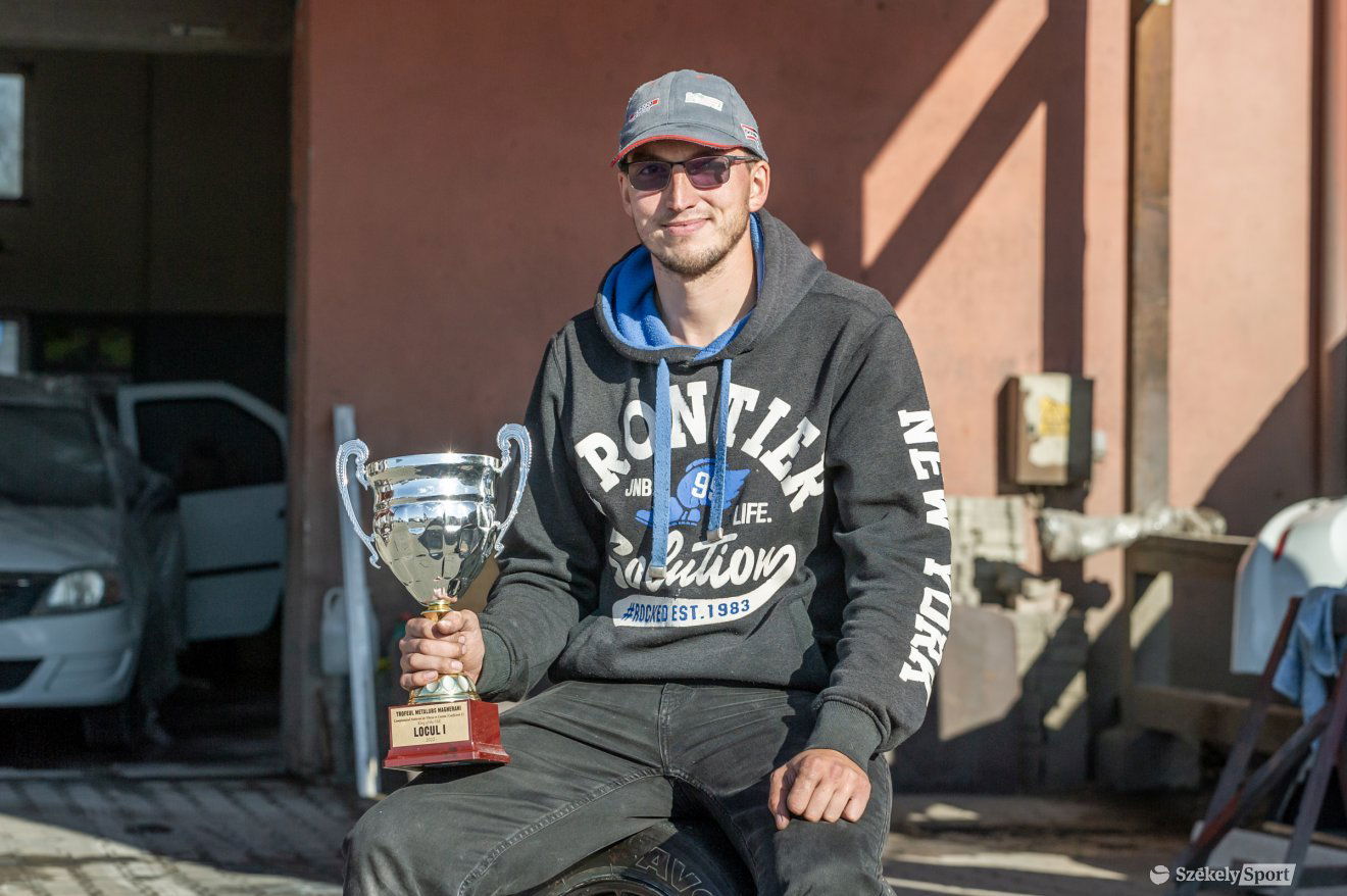 Szabó Botond a Nyárádmagyaróson nyert serleggel •  Fotó: Pinti Attila
