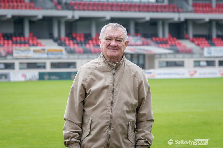 Incze IV. László a csíkszeredai stadion 
gyepén. 75 évesen is belerúgna a labdába •  Fotó: Pinti Attila