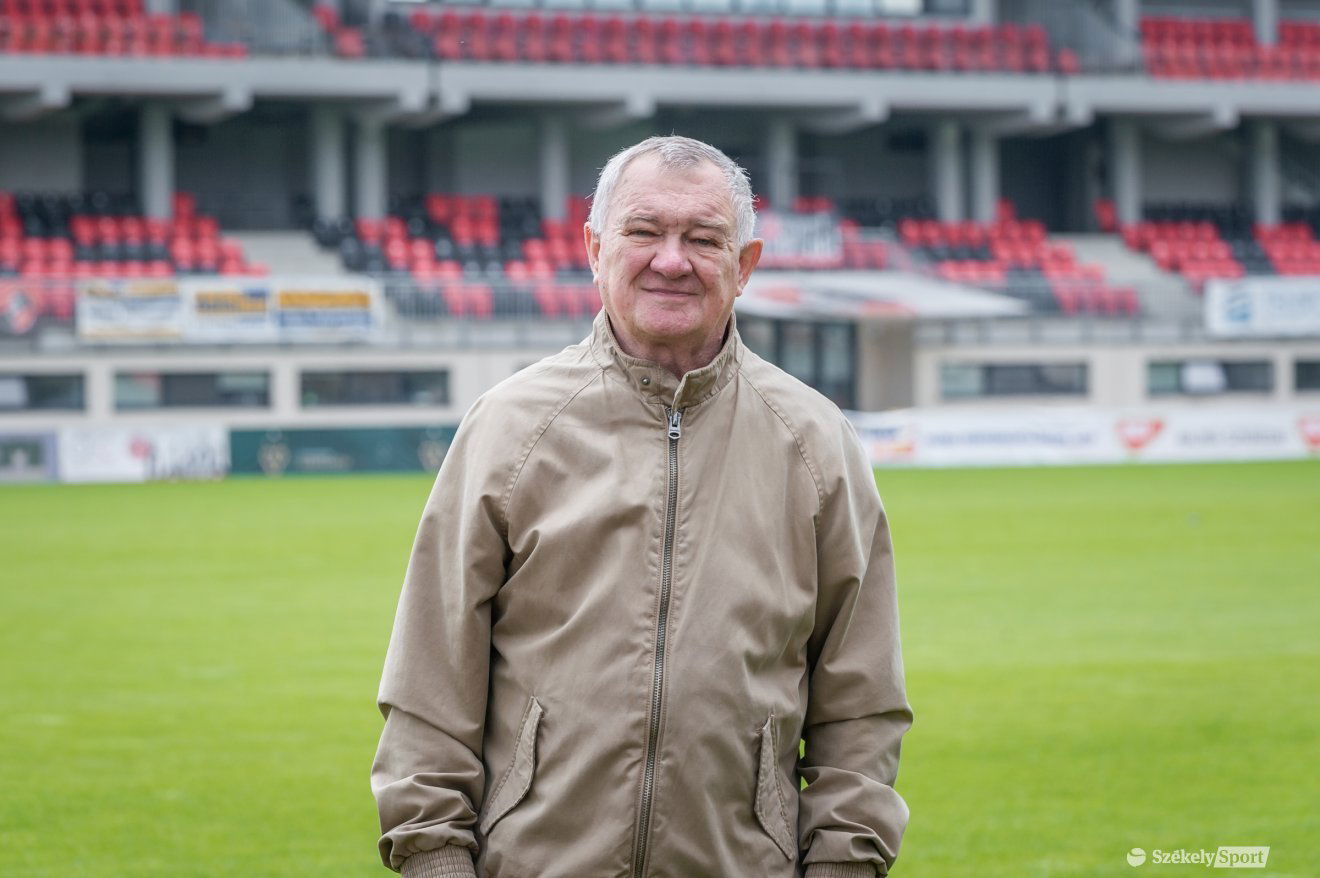 Incze IV. László a csíkszeredai stadion gyepén. 75 évesen is belerúgna a labdába •  Fotó: Pinti Attila