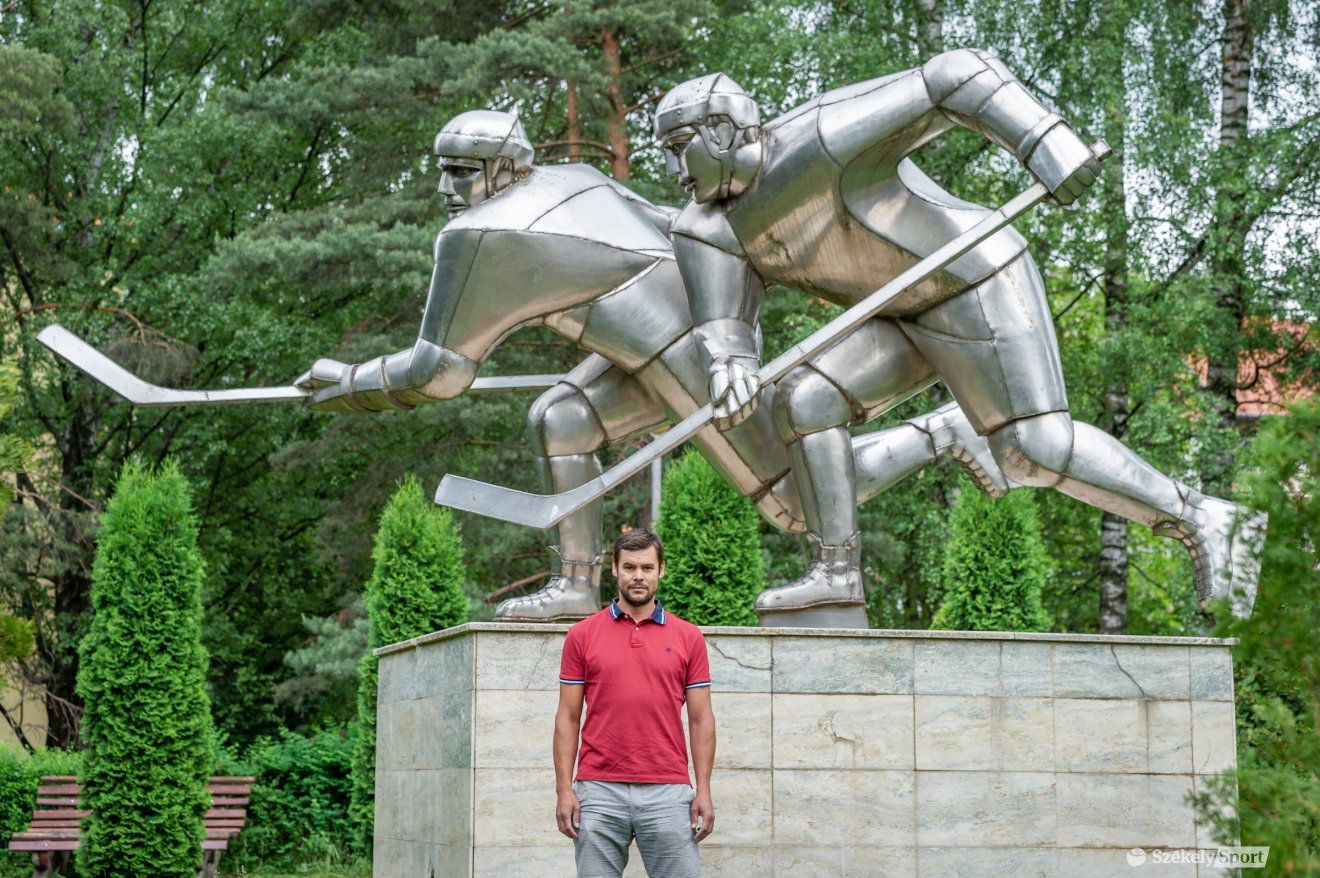 Papp Szabolcs a Vákár Lajos Műjégpálya előtt álló hokisszobor mellett •  Fotó: Pinti Attila