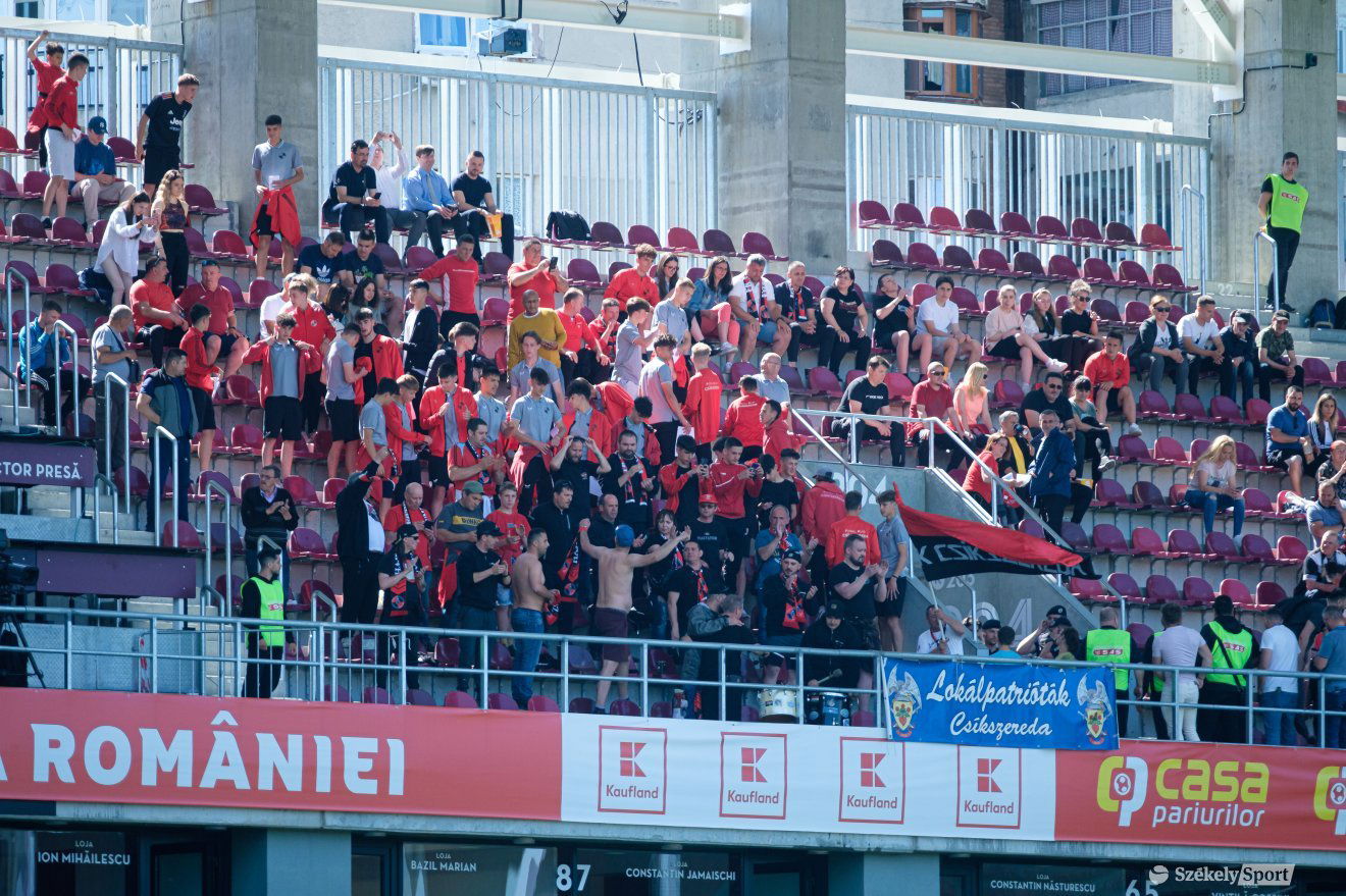Csíkszeredai szurkolók az U19-es kupadöntőn Bukarestben •  Fotó: Veres Nándor