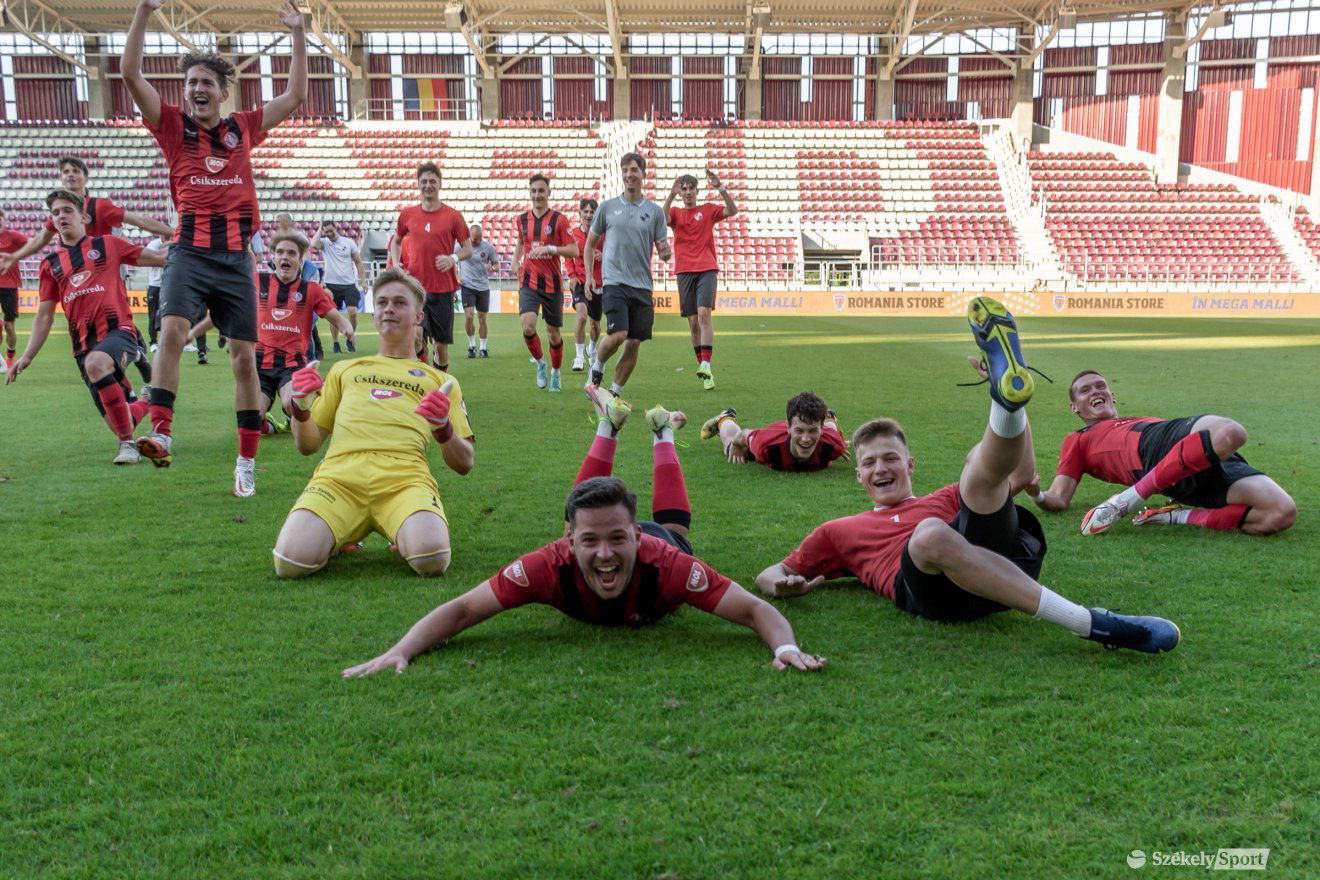 A kupasorozat után az Elit Ligát is megnyerte az FK Csíkszereda U19-es korosztályú labdarúgócsapata, miután a május 27-ei bukaresti döntőben 3–0-ra legyőzte a Kolozsvári Universitateát •  Fotó: Pinti Attila