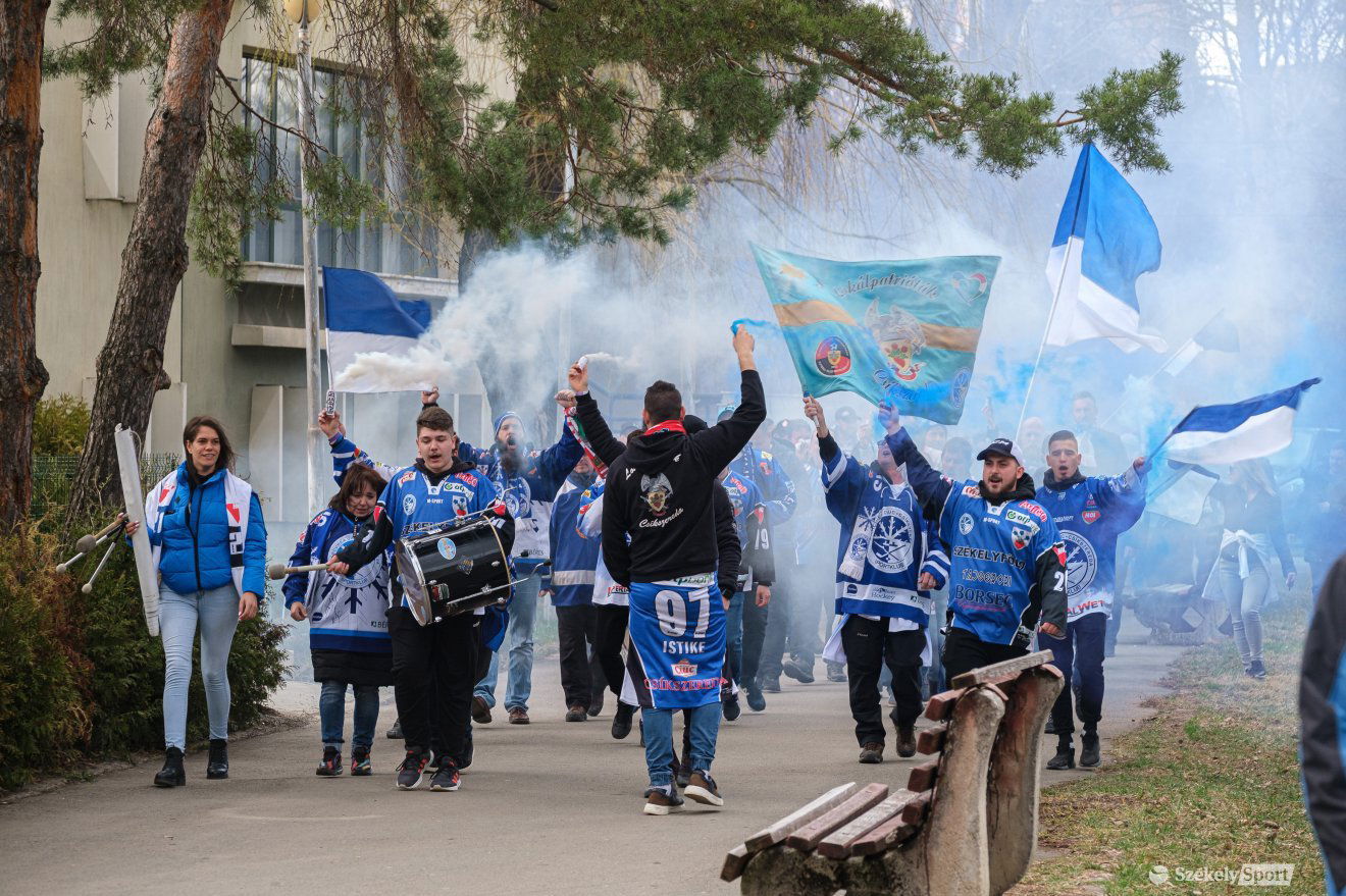 A csíki szurkolók vonulnak a meccs helyszínére. Akárcsak a Sportklub játékosai, ők is beleadtak mindent •  Fotó: Veres Nándor