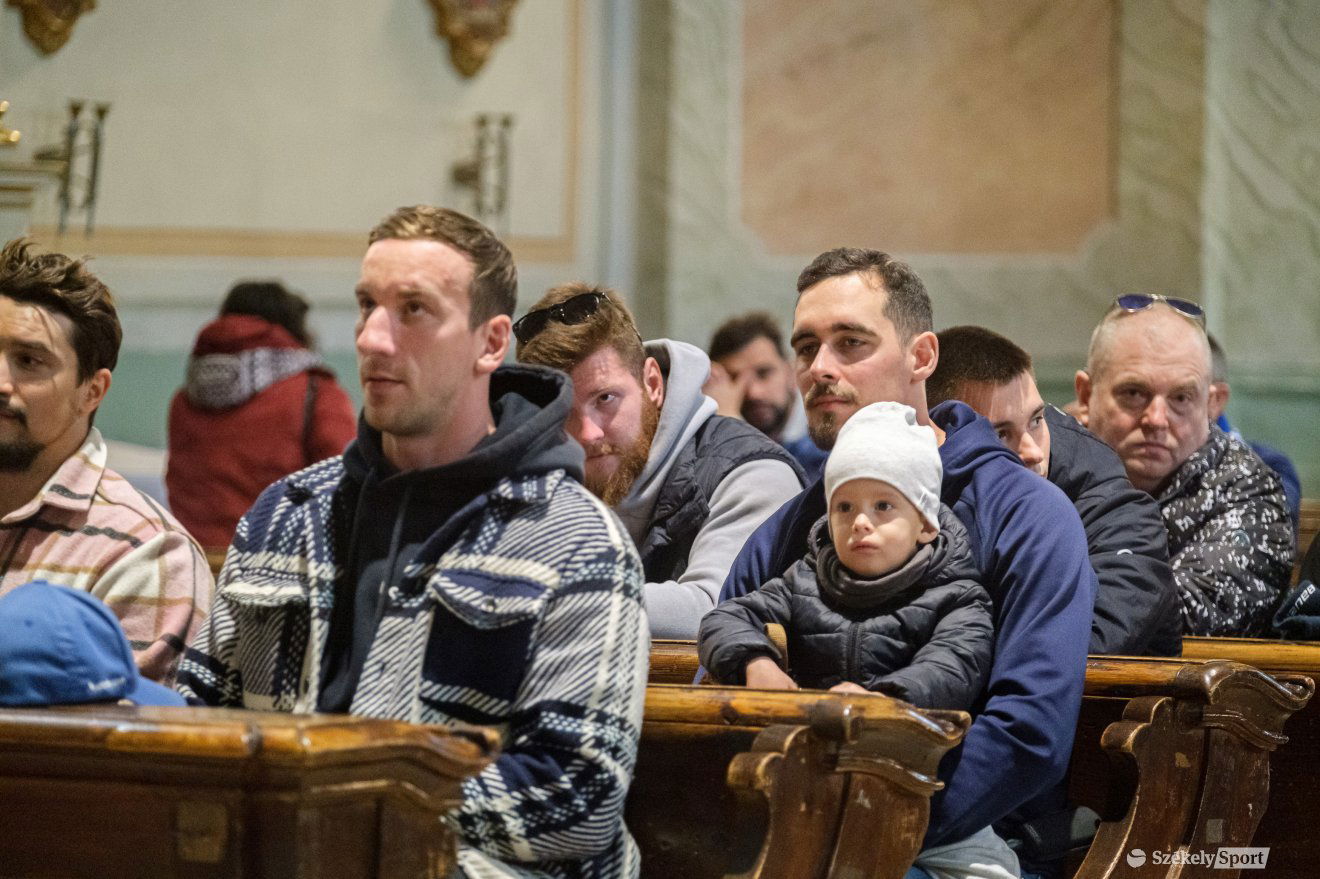 Farkas Tamás kisfiával a csíksomlyói kegytemplomban. Mellette Eduard Căsăneanu, előtte Sofron István •  Fotó: Veres Nándor