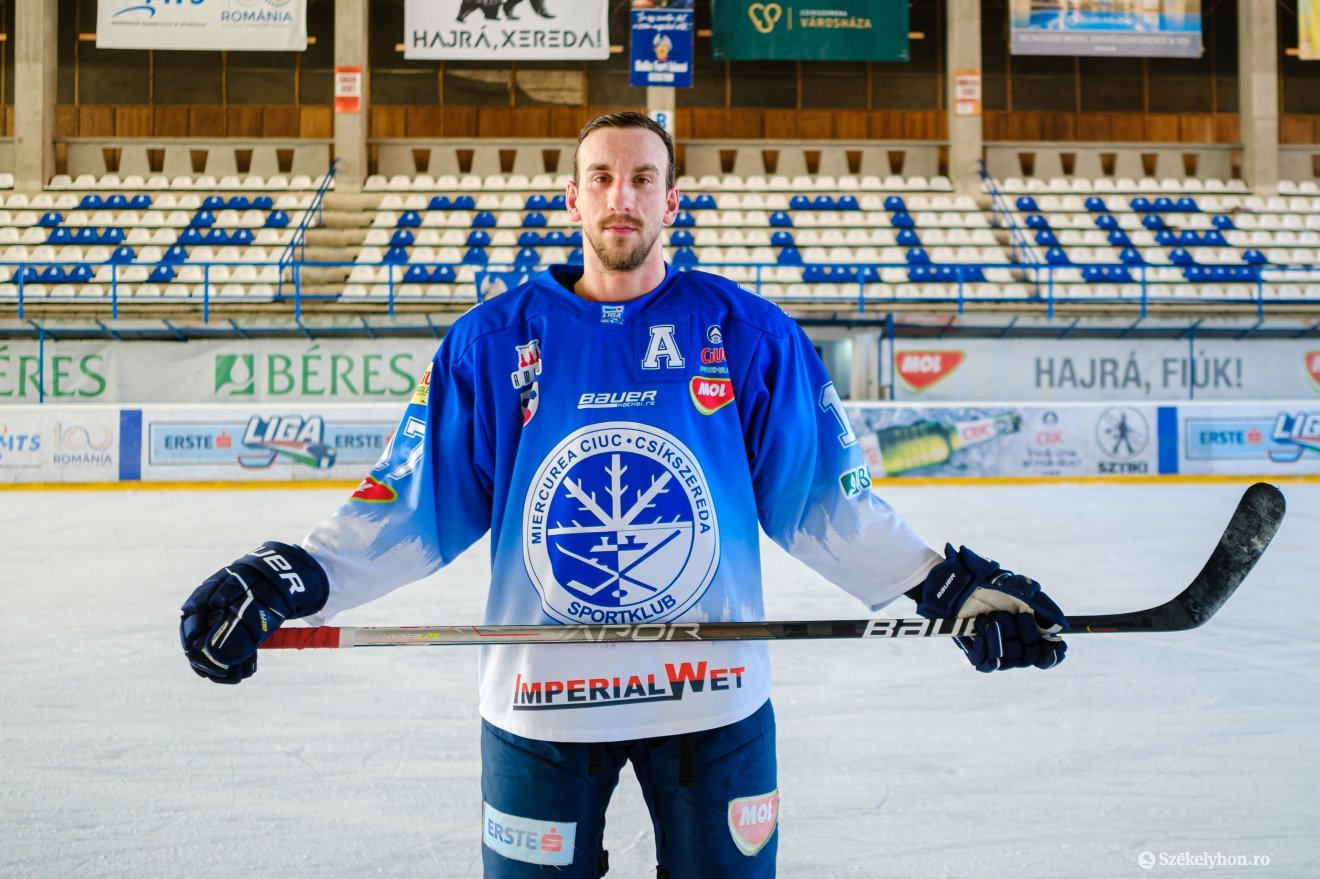Sofron István a Csíkszeredai Sportklub játékosaként a Vákár Lajos Műjégpályán •  Fotó: Veres Nándor
