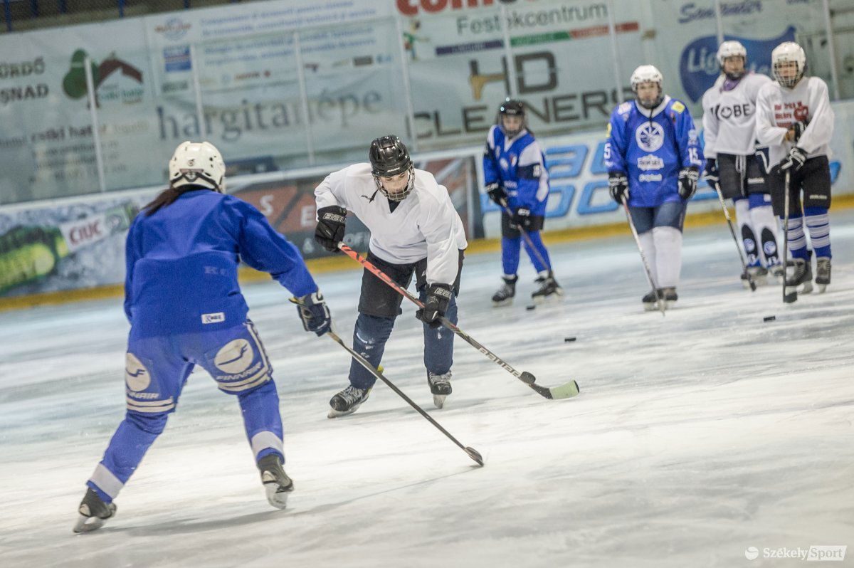 Heti két edzéssel tartják formában magukat a Sportklub női jégkorongozói •  Fotó: Pinti Attila