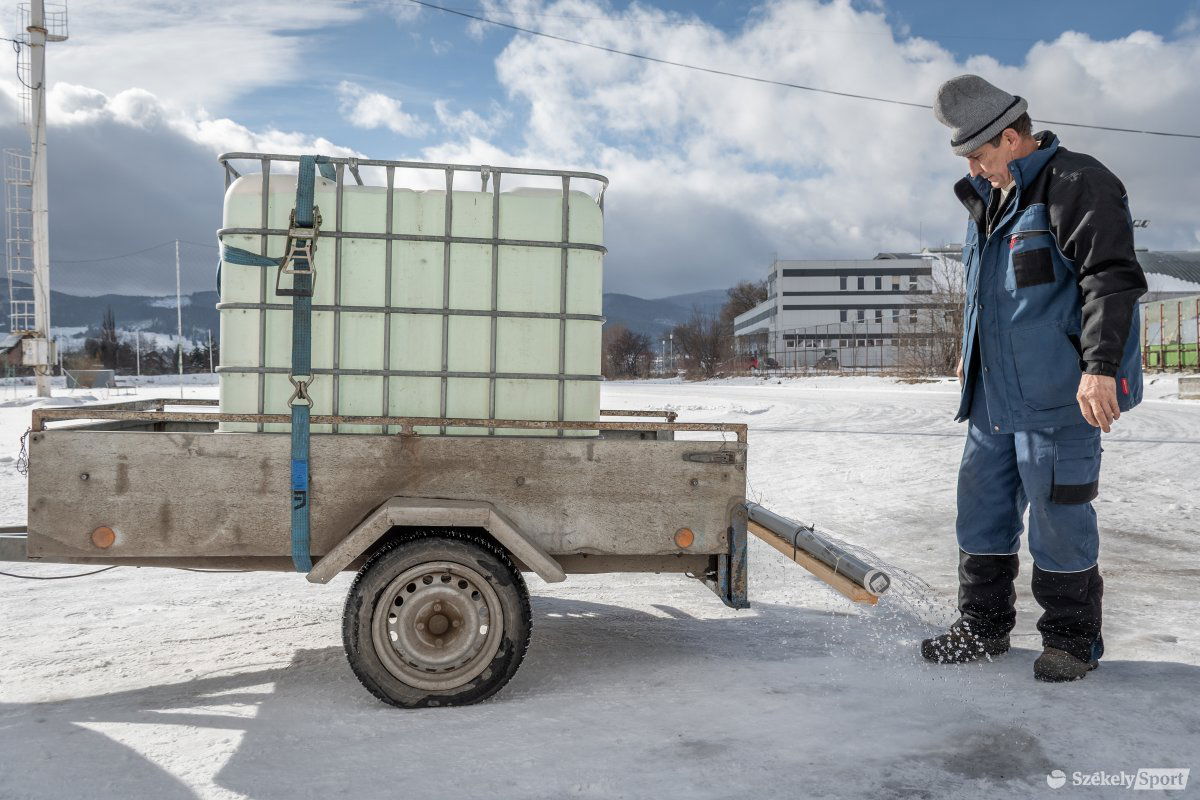 Kezdetleges eszközökkel, de nagy lelkesedéssel fagyasztják a jeget a csíkszeredai szabadtéri műkorcsolyapályán &bullet;  Fotó: Pinti Attila