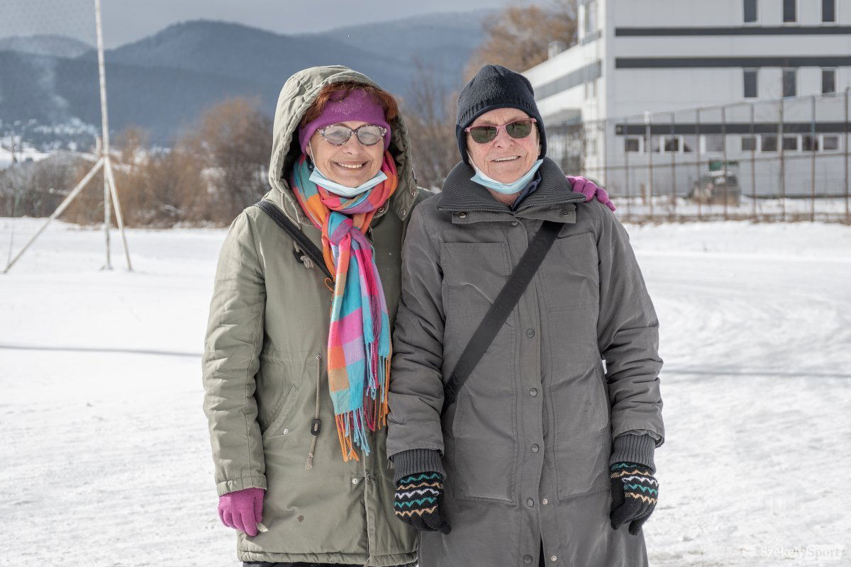 A korcsolyavírus bennük van. Két egykori kiváló csíki gyorskorcsolyázó: Bogdán Emese és Lăzărescuné Tasnádi Mária  &bullet;  Fotó: Pinti Attila