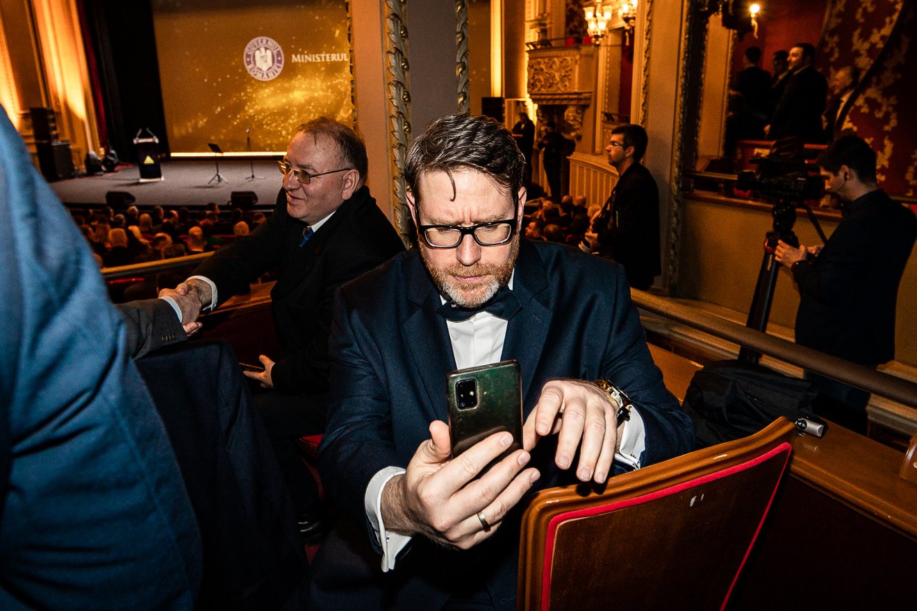 A Nemzeti Sporttól hívták. Szöllősi György a telefonnal &bullet;  Fotó: Halmágyi Zsolt