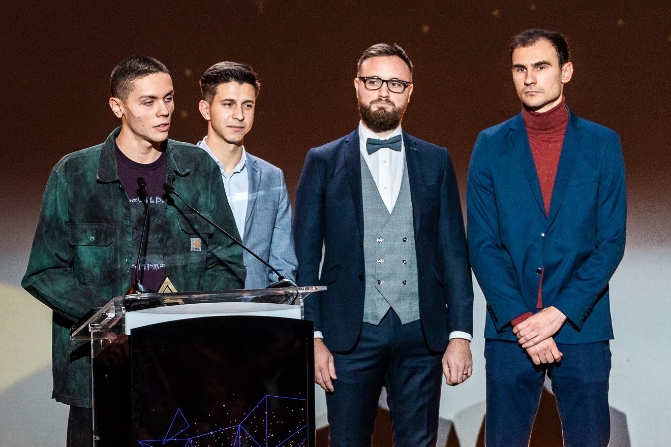 David Popovici és edzői &bullet;  Fotó: Halmágyi Zsolt