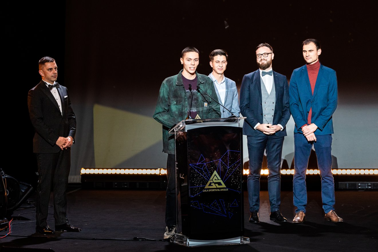 Novák Eduárd sportminiszter, David Popovici, és az úszófenomén három edzője • Fotó: Halmágyi Zsolt