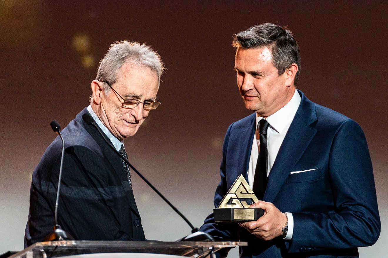 Cristian Gațu világbajnok kézilabdázó, és Cristian Balaj, a Kolozsvári CFR képviseltében • Fotó: Halmágyi Zsolt