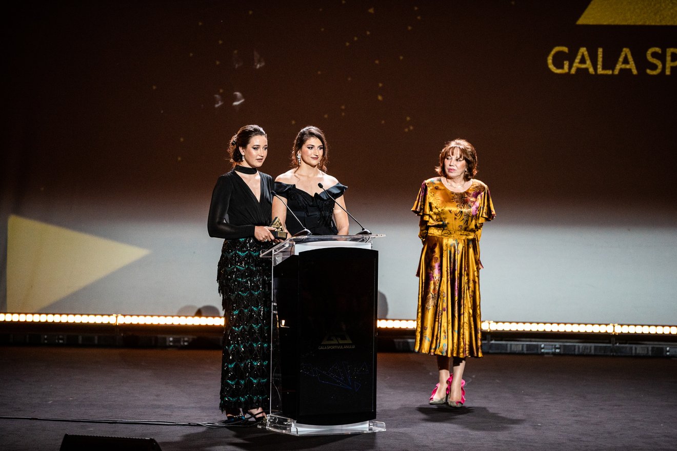 Simona Radiș és Ancuța Bodnar evezősök, és a díjazó Doina Melinte &bullet;  Fotó: Halmágyi Zsolt