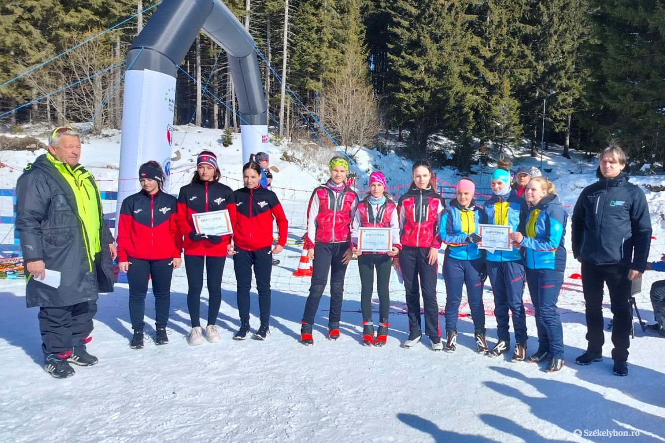 Az U15-ös korosztályú lányok váltóversenyének díjazása. Balról, piros-feketében a harmadik helyezett csíki váltó •  Fotó: Dobos László