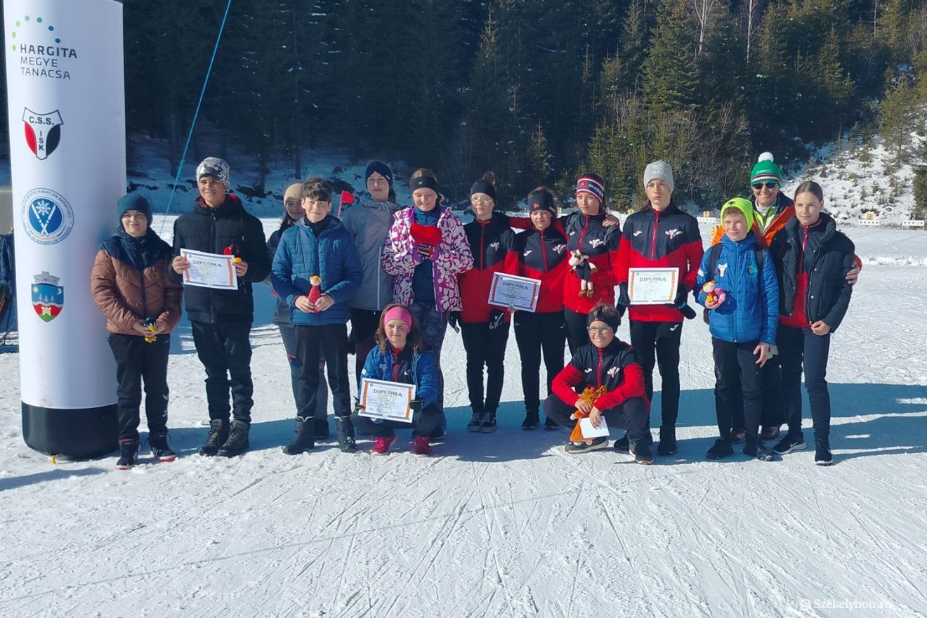 Csoportkép a legfiatalabb, az U13-as korosztályban induló csíkszeredai biatlonistákkal •  Fotó: Dobos László