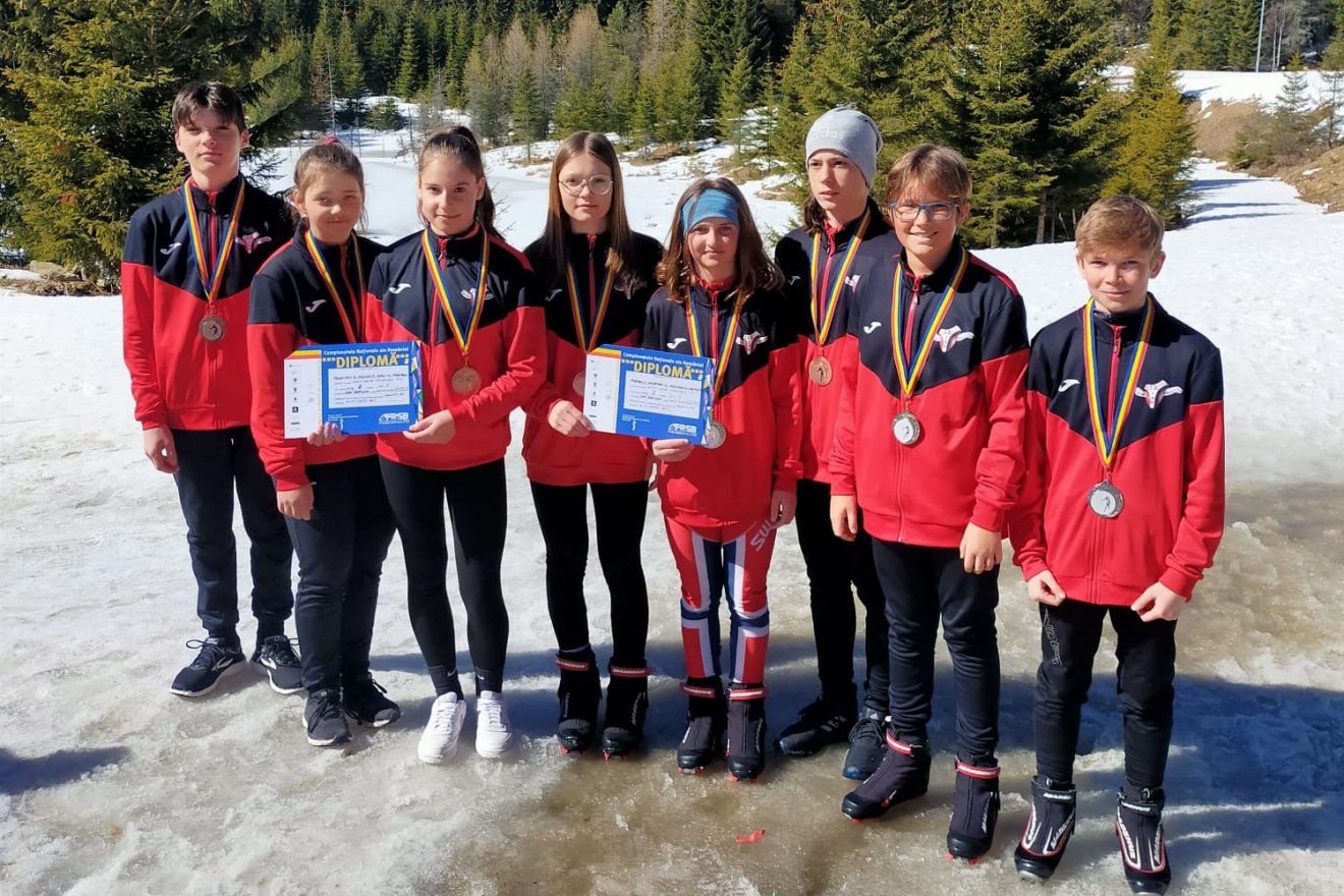 A Csíkszeredai ISK nyolc érmes sportolója a vegyes váltók próbáin •  Fotó: Forrás: Csíkszeredai ISK