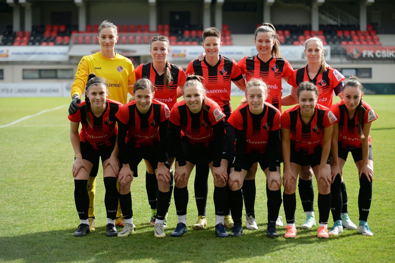 Az FK Csíkszereda női futballcsapata 2022-ben. Balról az első a felső sorban Tankó Rékasíkszereda csapata &bullet;  Fotó: FK Csíkszereda/Pál Zoltán