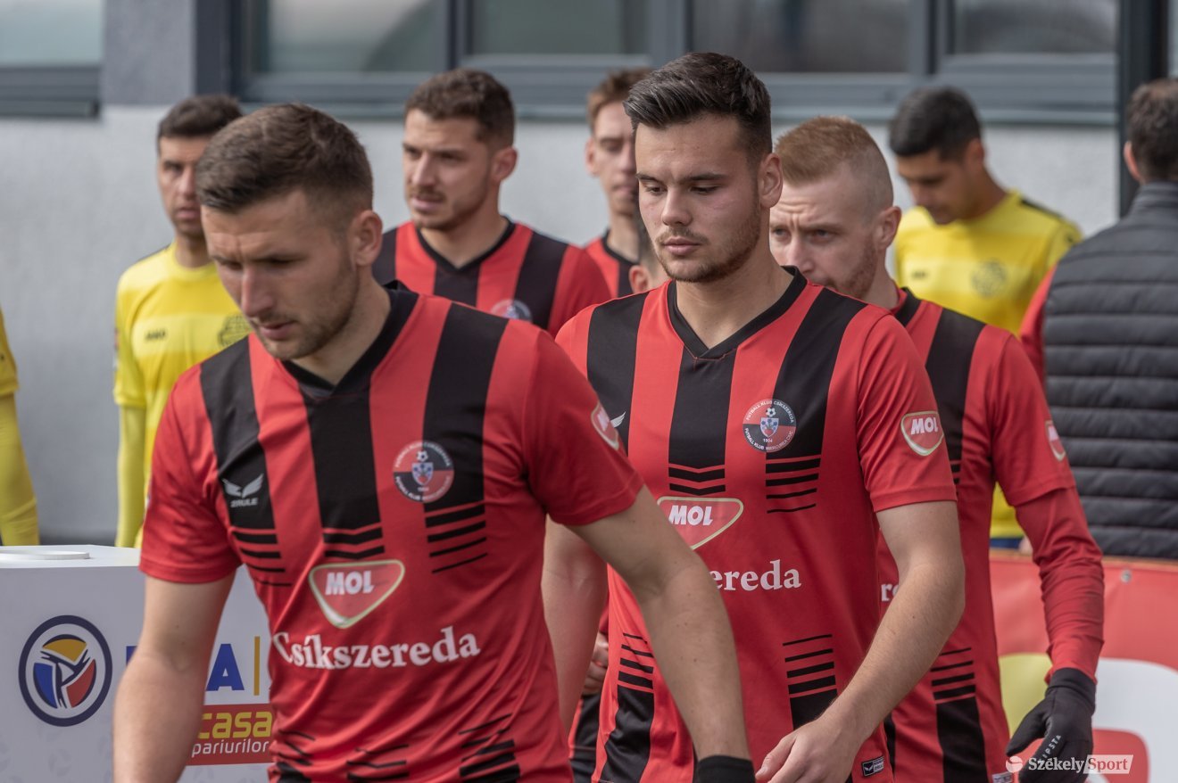 Apró Caludiu (elől, középen) az FK Csíkszereda játékosa marad •  Fotó: Pinti Attila