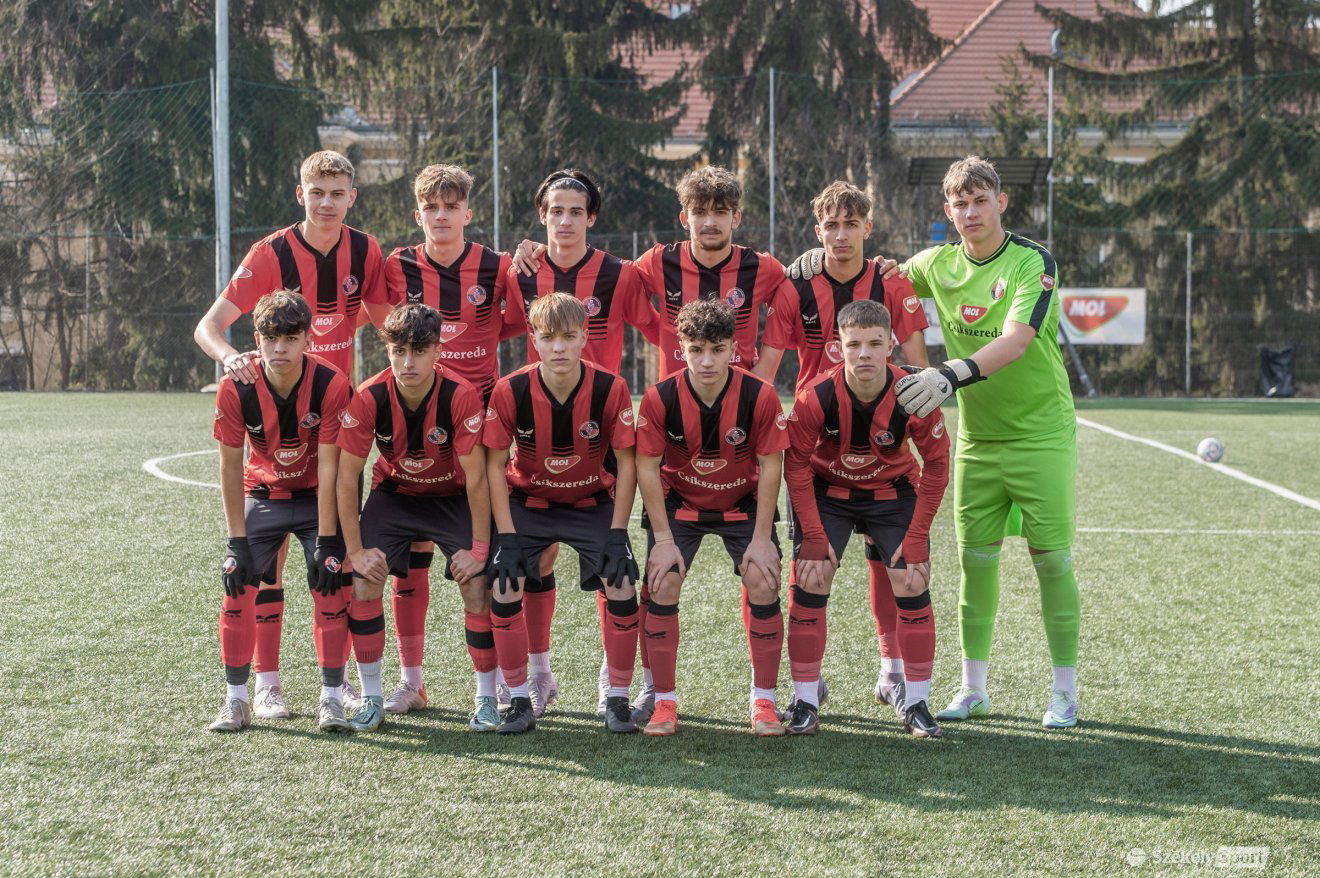 AZ FK Csíkszereda U17-es korosztályú csapata. A felvétel egy korábbi, két héttel ezelőtti mérkőzésen készült •  Fotó: Pinti Attila