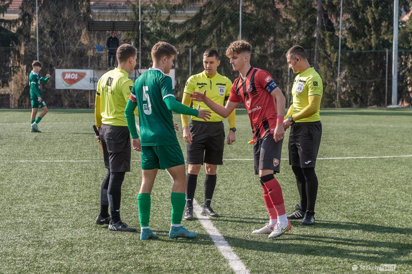 Alexandru Ureche (piros-feketében), az FK Csíkszereda U17-es együttesének csapatkapitánya •  Fotó: Pinti Attila