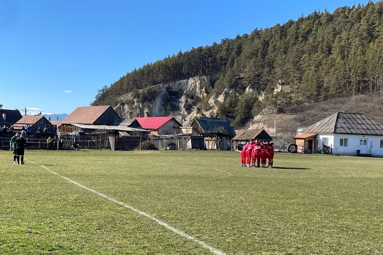 Festői környezetben helyezkedik el a gyergyószárhegyi futballpálya •  Fotó: Csíkszentsimoni FC