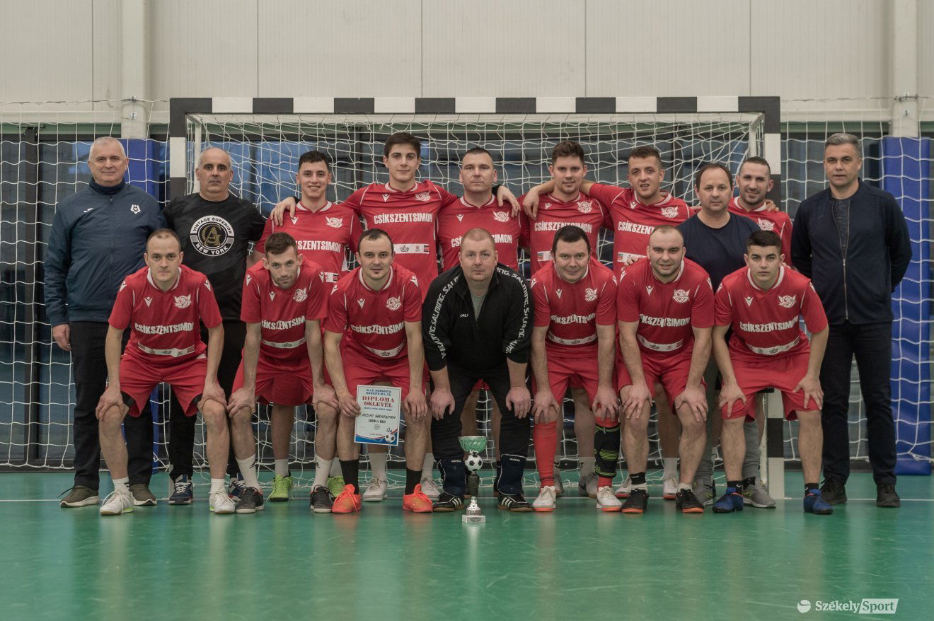 A bajnok Csíkszentsimoni FC csapata •  Fotó: Pinti Attila
