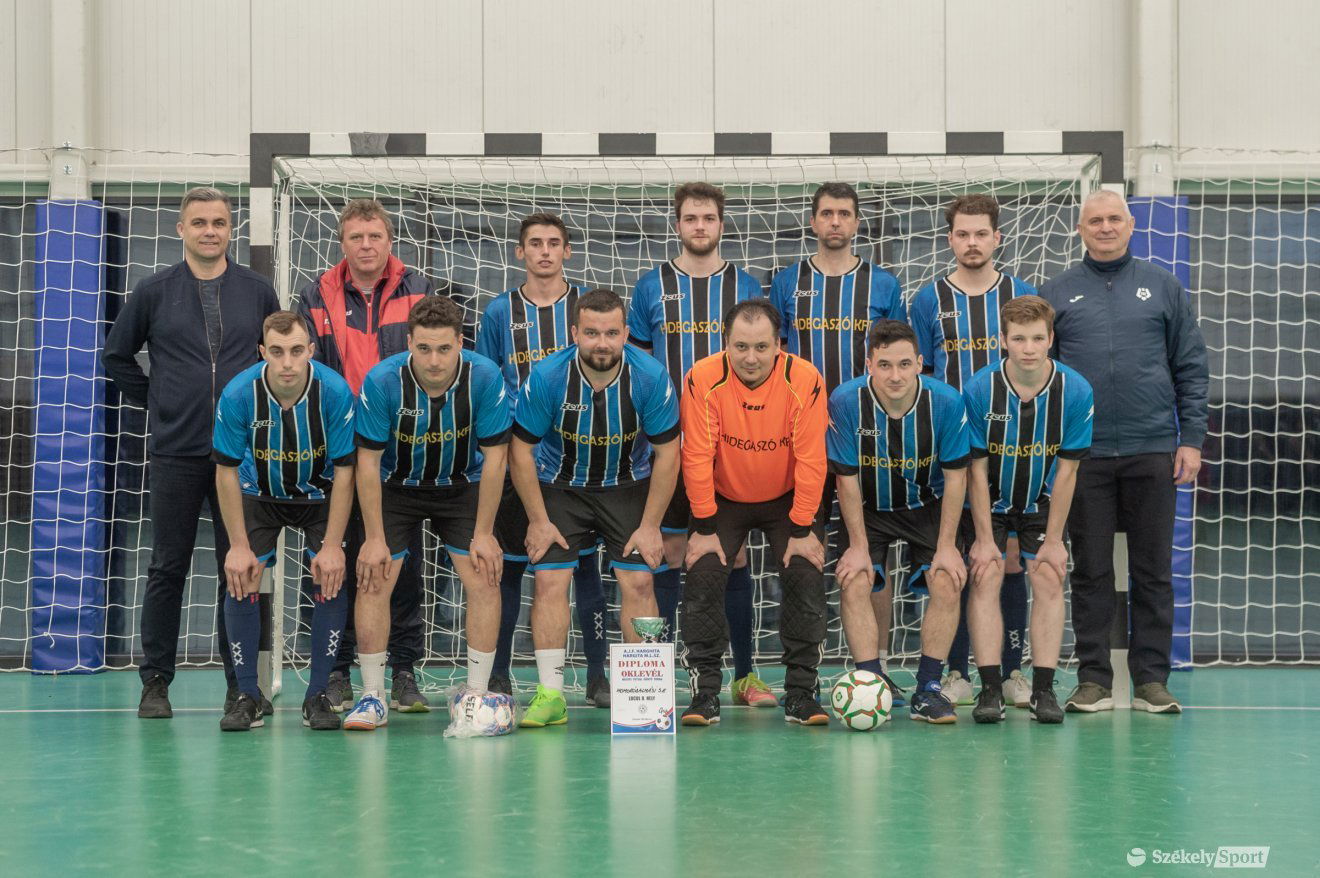 Az ezüstérmes Homoródalmási Homoród csapata •  Fotó: Pinti Attila