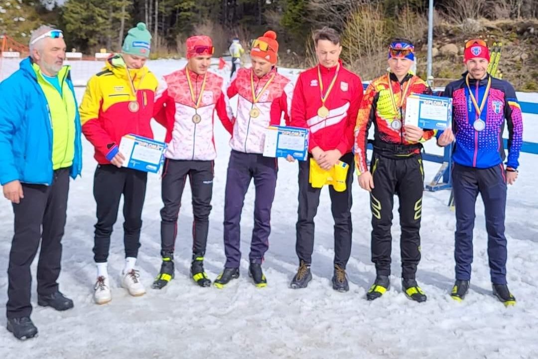 A férfi sprint csapatverseny dobogósai. Balról Márton Simon versenyigazgató •  Fotó: Forrás: Román Sí- és Biatlon-szövetség