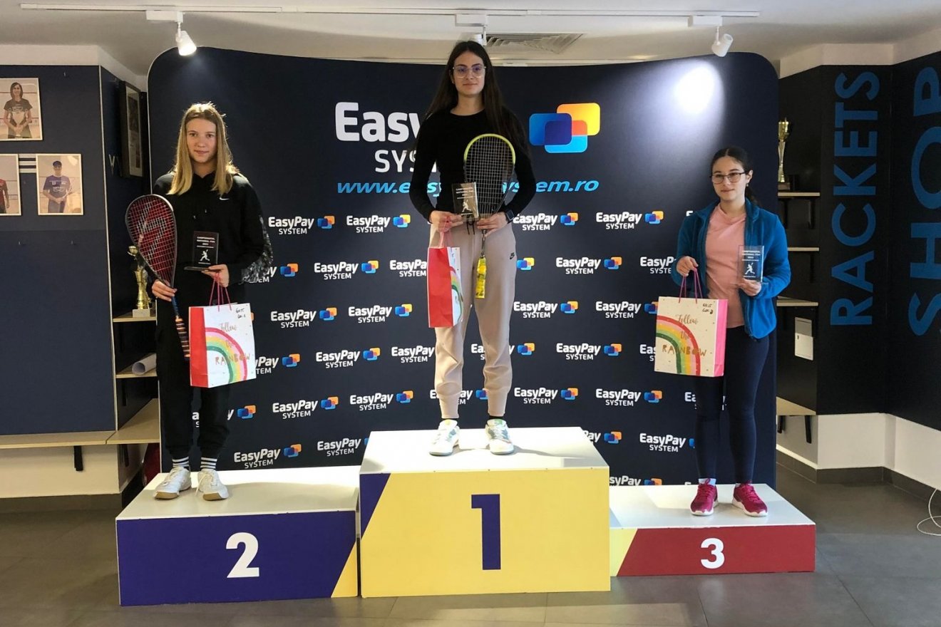 Tamara Pescărescu a dobogó legmagasabb fokán •  Fotó: Forrás:  Transylvanian Tennis & Squash Sportklub