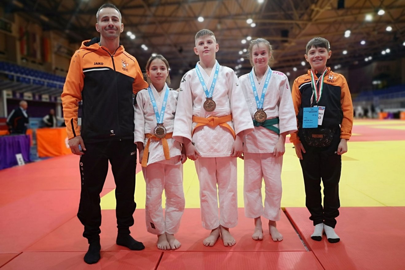 Sinka Szabolcs edző és érmes tanatványai •  Fotó: Fotó: Csíkszeredai Koka's Sportklub