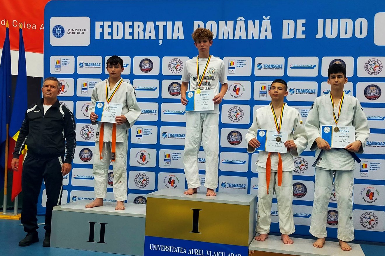 Balogh Péter a dobogó legmagasabb fokán •  Fotó: Forrás: Martonffi Judo