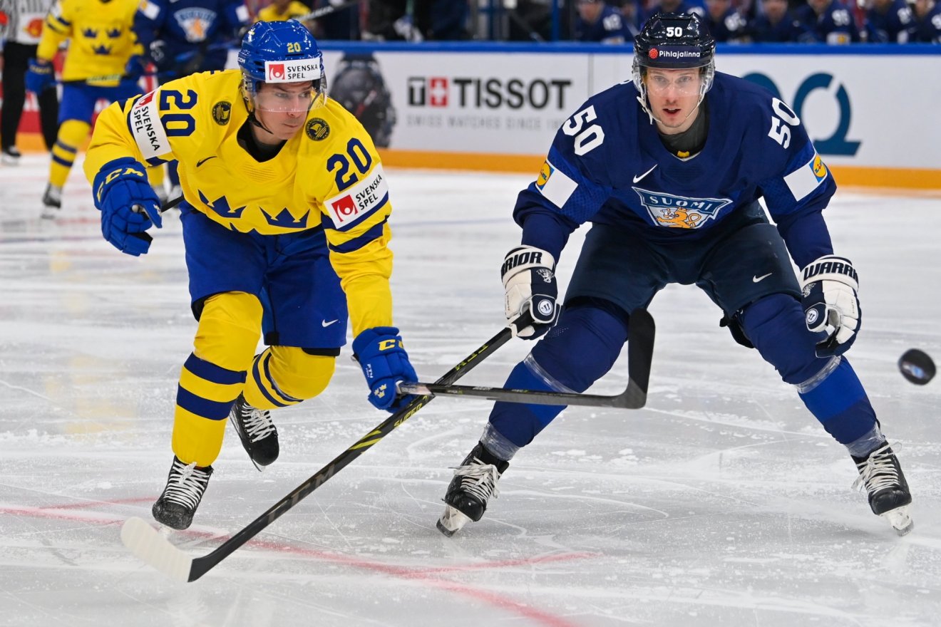 A svéd Andre Petersson (b) és a finn Miika Koivisto (j) a jégkorong–világbajnokság harmadik fordulójában játszott Finnország–Svédország mérkőzésen a finnországi Tamperében •  Fotó: MTI/Illyés Tibor