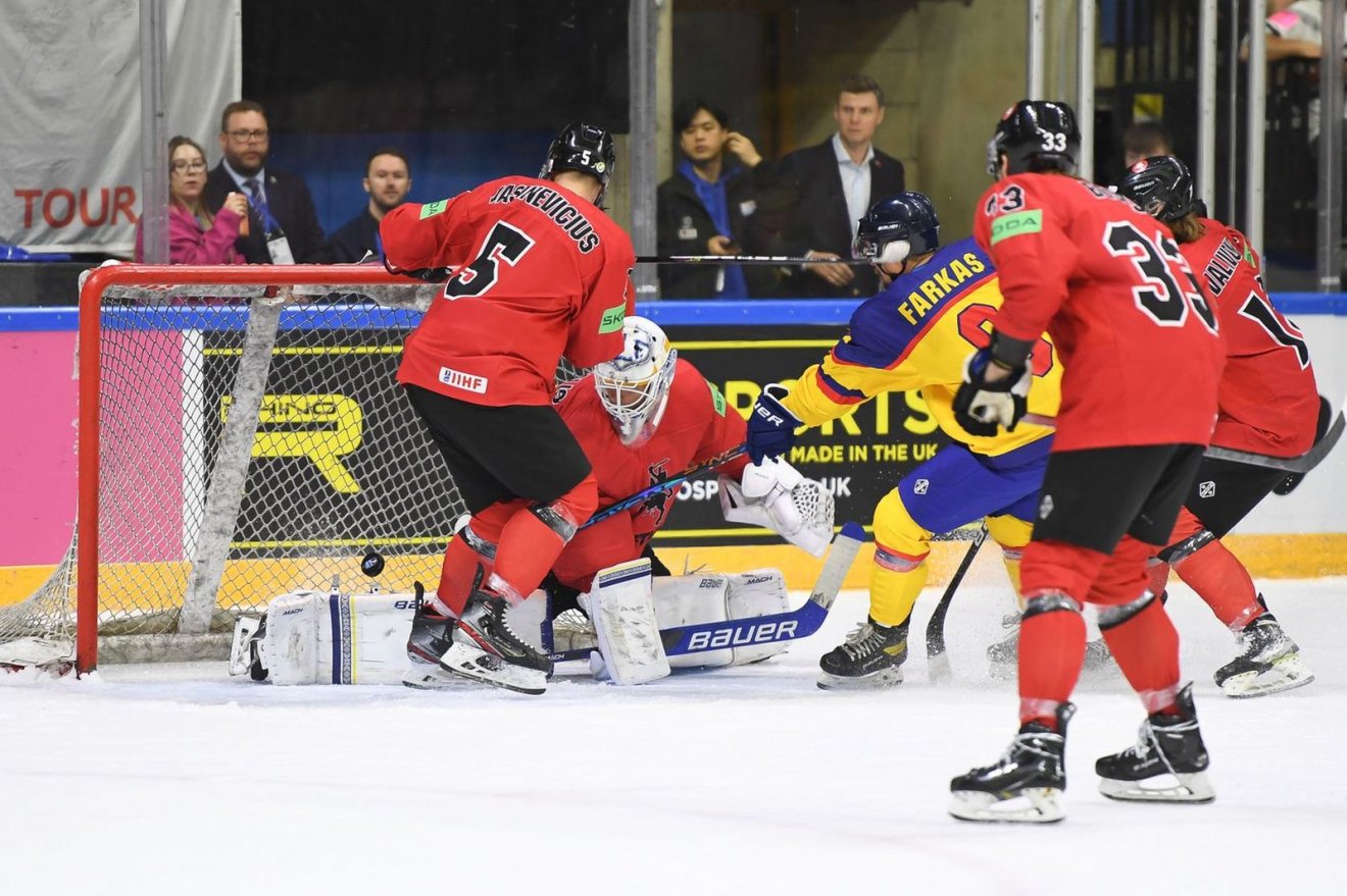 Farkas Tamás a litvánok elleni mérkőzésen •  Fotó: IIHF.com